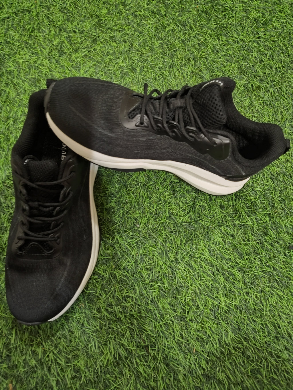 Khombu Sneakers size 10