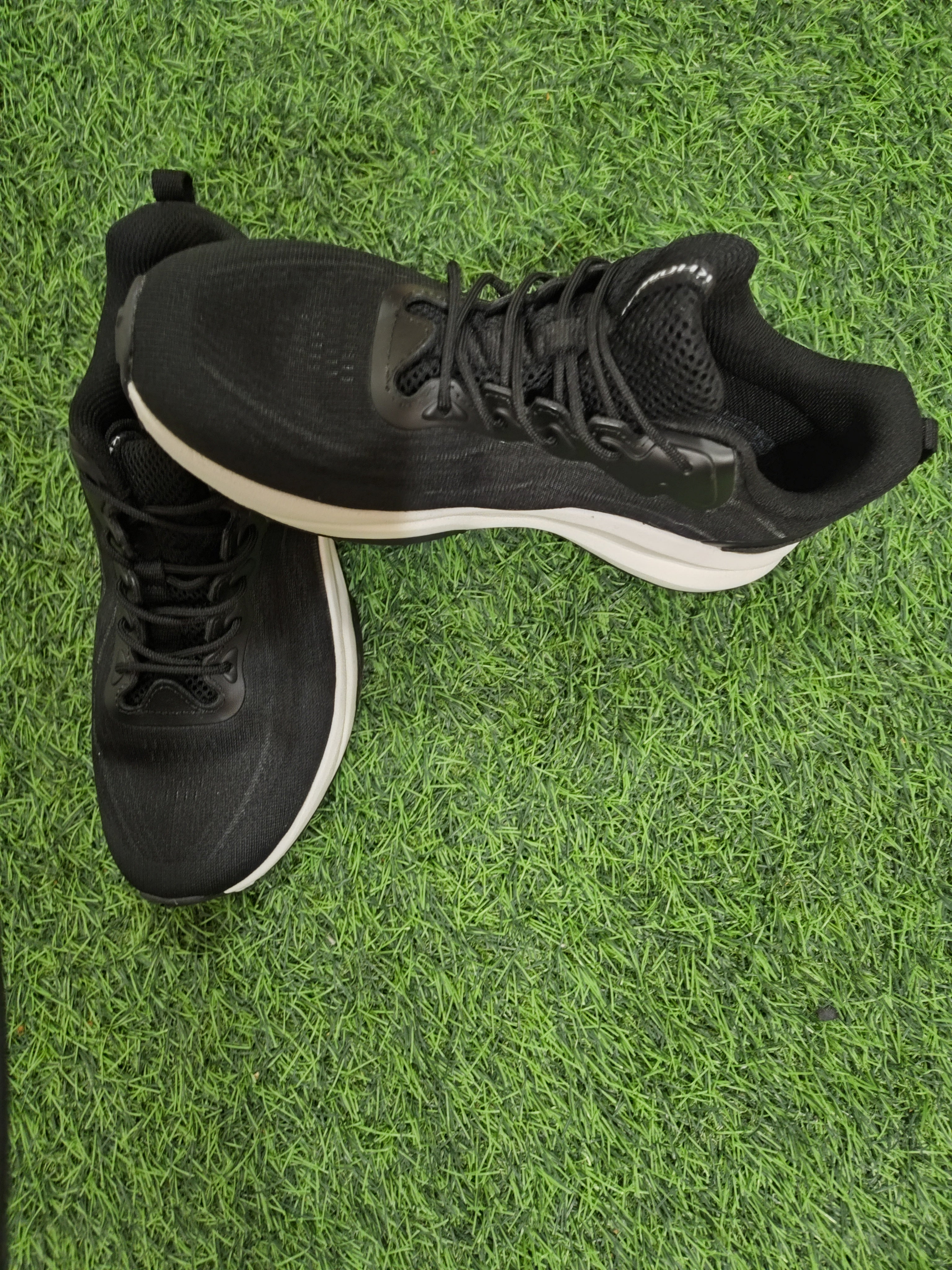Khombu Sneakers size 10